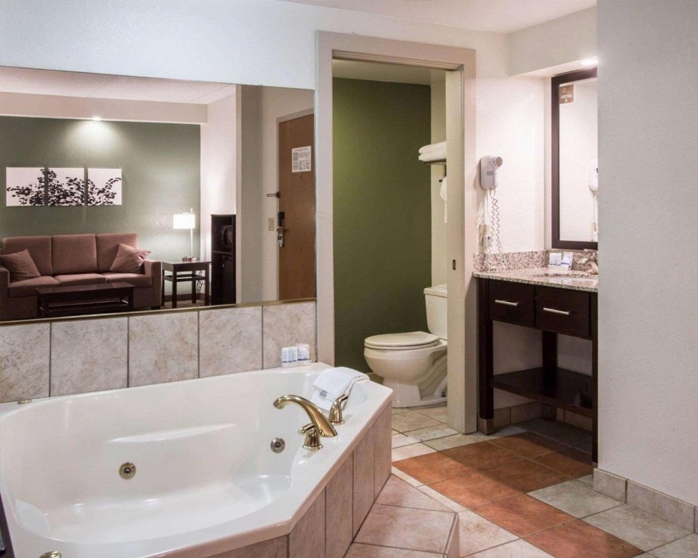 Queen Room - Accessible/Nonsmoking